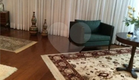 Apartamento alto padrão no Morumbi, 250m2, 5 dormitórios com suites e 4 vagas.