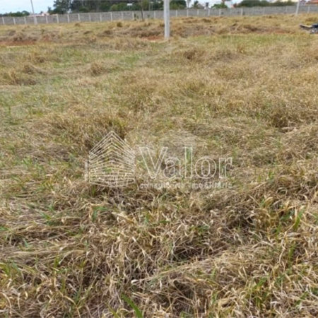 Terreno plano no Condomínio Villeneuve, com 250,00 m² de área total.