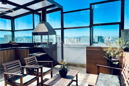 Cobertura à venda na Aclimação de 300m² com 2 vagas.