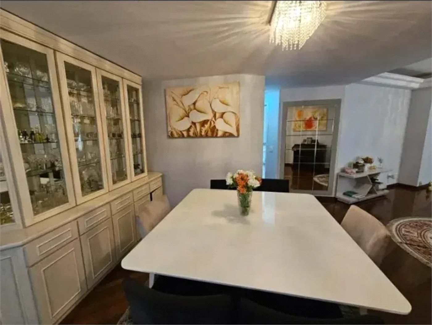 Linda casa em condomínio fechado – conforto, espaço e sofisticação!