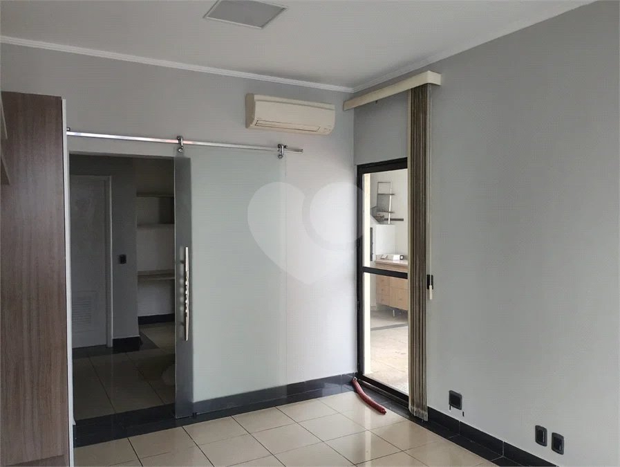 Linda cobertura Duplex om 3 dormitórios, sendo uma suíte com armários e ar condicionado e 2 vagas .