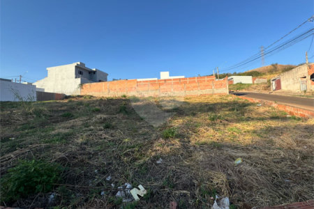 Terreno de 277m2 á venda em São Carlos.