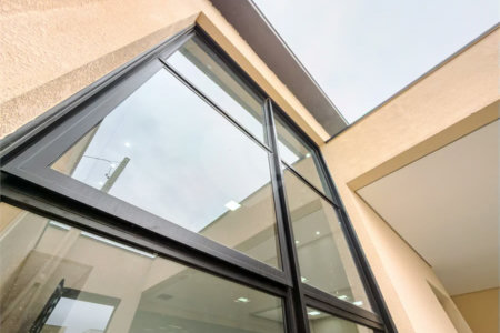Indaiatuba - Jardim Bom sucesso - Área total: 150m² - Área construída: 115m² - 3 dormitórios sendo 1 suíte com armário planejado;Sala para dois ambientes; Banheiros com box gabinetes e espelhos; Área gourmet com churrasqueira a carvão e móveis planejados; Lavanderia coberta; Ar condicionado na sala