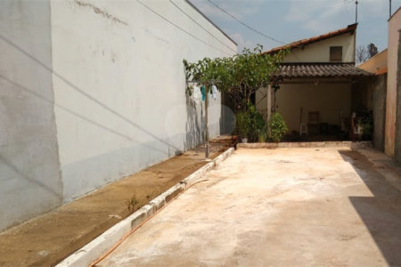 Casa térrea com 2 dormitórios.