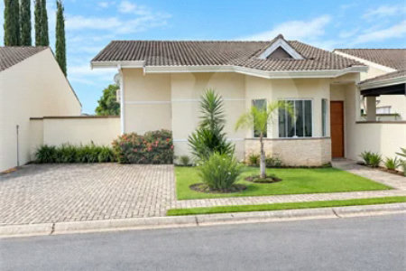 Casa em Condômino com 3 suítes para Locação