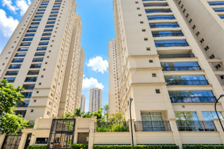 Apartamento de 106 m² no Auge Home Resort, porteira fechada, com 3 dormitórios, 1 suíte, varanda gourmet, 2 vagas, depósito e lazer completo.