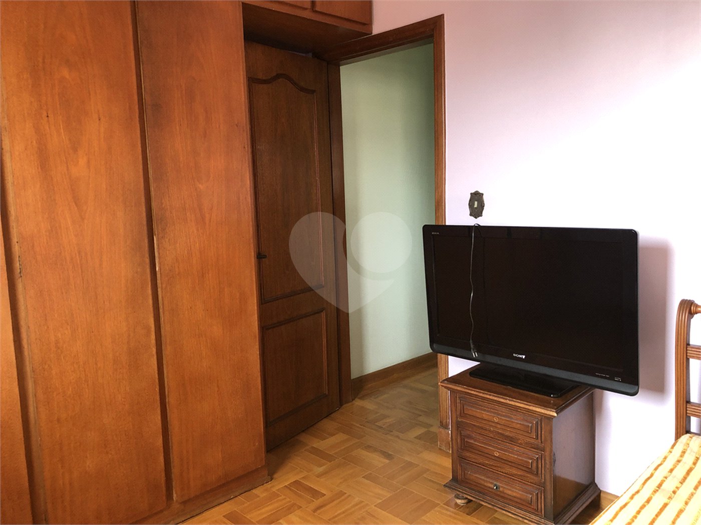 sobrado na Região do Jardim França próximo da Padaria Paris, com 3 dormitórios, 3 vagas de garagem,