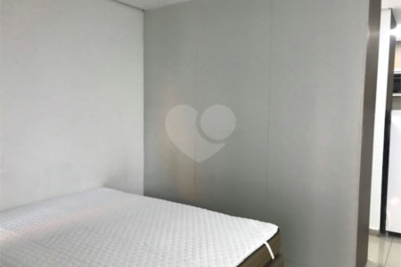 Studio à venda com 39 m² por 429 mil reais a 650 metros da estação Anhangabaú do metrô.