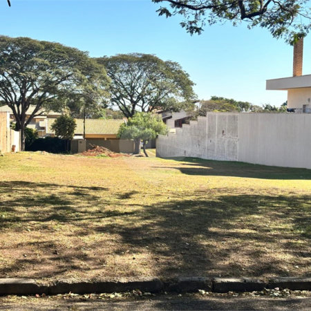 Terreno no Parque Sabará próximo a portaria
