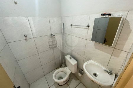 Casa térrea e salão comercial a venda no Jardim Bandeirantes.