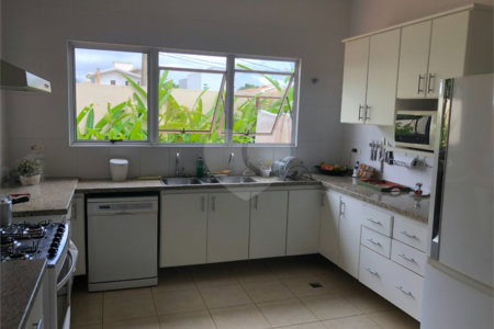 Casa no condomínio Damha I.
