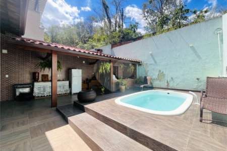 Casa com piscina e área gourmet no Magarça
