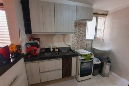 Apartamento no Condomínio Monte Azul .