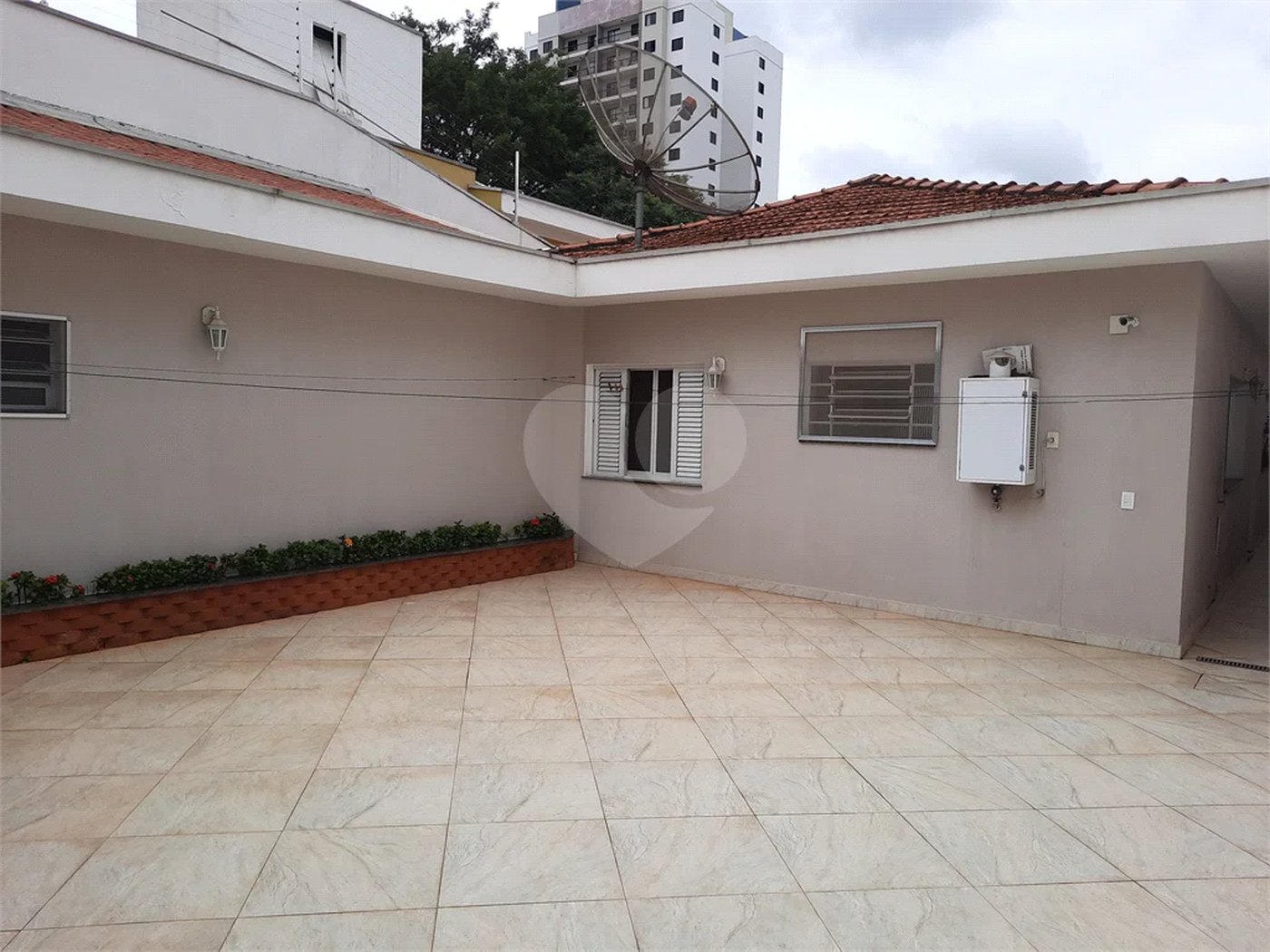 casa térrea na Vila Romana, 07 vagas de garagem, 4 quartos,, sendo 1 suíte amplo quintal.