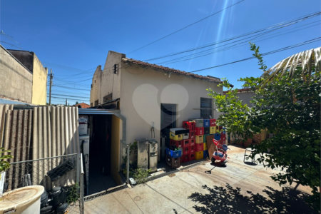 Casa com salão comercial, á venda, em São Carlos-SP.