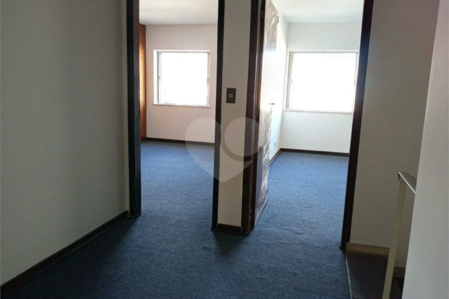 Casa com 4 dormitórios e 4 vagas.