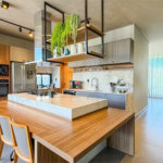 Indaiatuba - HOME DESIGN - Casa Térrea - Condomínio Paradiso - 420 m² de terreno - 307,19 m² de área construída - 3 suítes completas, sendo 1 master com closet planejado e banheira de imersão - Sala de TV reversível para 4ª suíte - Sala de estar ampla e varanda gourmet integrada - Cozinha com móve