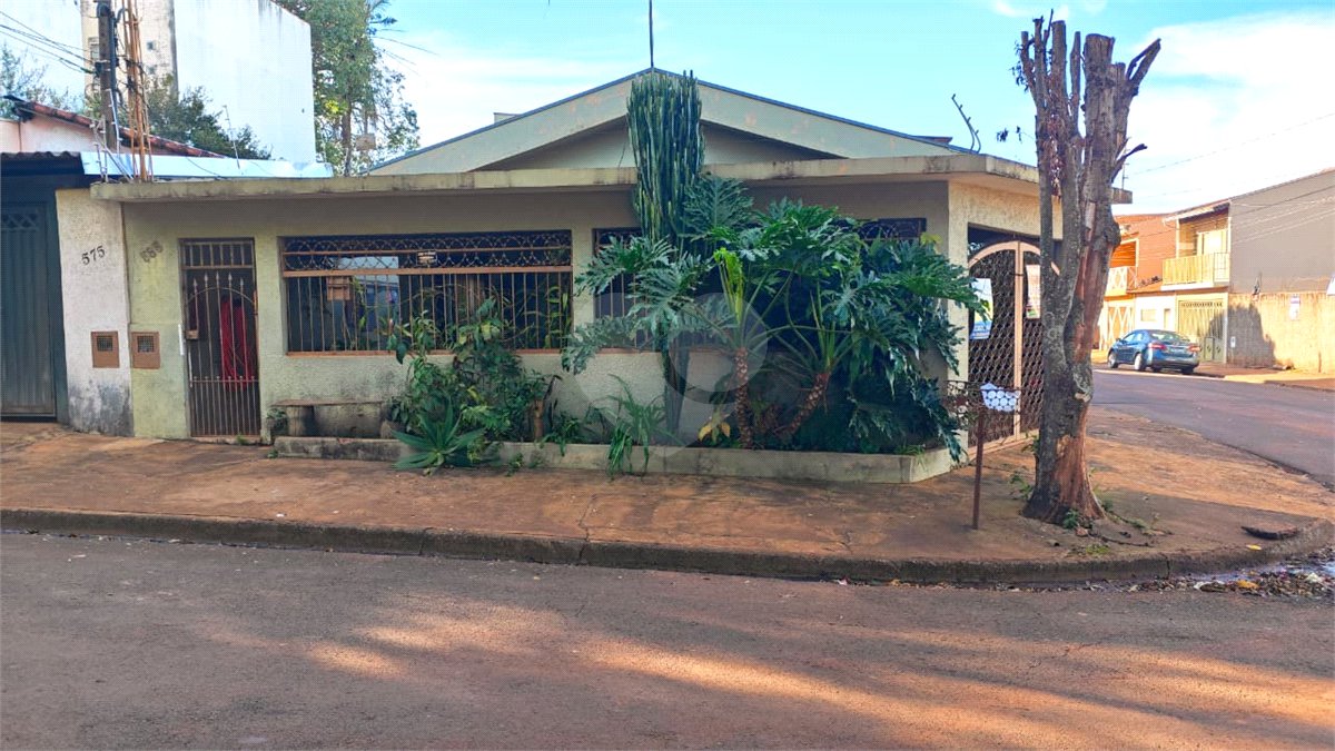 Oportunidade Única no Santa Felícia: Casa 3 dormitórios, Conforto, Espaço de Sobra e a Melhor Localização de São Carlos!