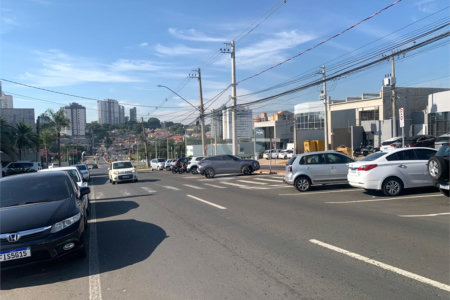 Indaiatuba - Galpão em frente ao Hospital Indaiatuba - Av Fábio Ferraz Bicudo - Locação - R$ 26.800,00 - Lote 360 metros - Área construída 375 metros - 05 vagas - 04 banheiros - 02 copas - finalizando acabamento.