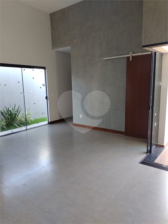 Casa no condomínio Parque Faber IV