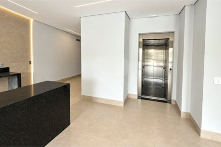 Sobrado de alto padrão no Swiss Park, totalmente reformado, com 4 suítes, piscina, elevador, espaço gourmet, 4 vagas e condomínio com lazer completo.