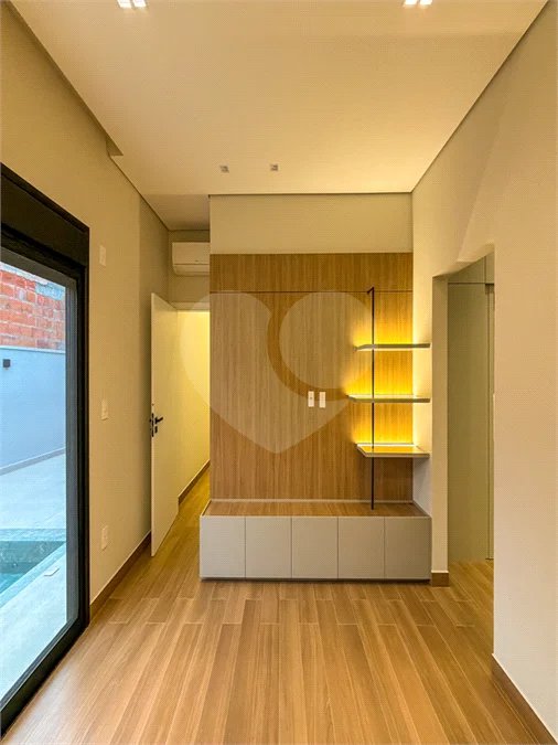 Indaiatuba - Condominio Sapezal - R$ 2.400.000,00 - Área Total 360,00 m² - Área Construída 213,32 m² - TÉRREA - 03 suítes sendo a master com closet; - Escritório; Lavabo; Cozinha com cooktop e planejados; Gourmet com churrasqueira; Ambientes preparados para ar condicionado; Piscina com cascata,