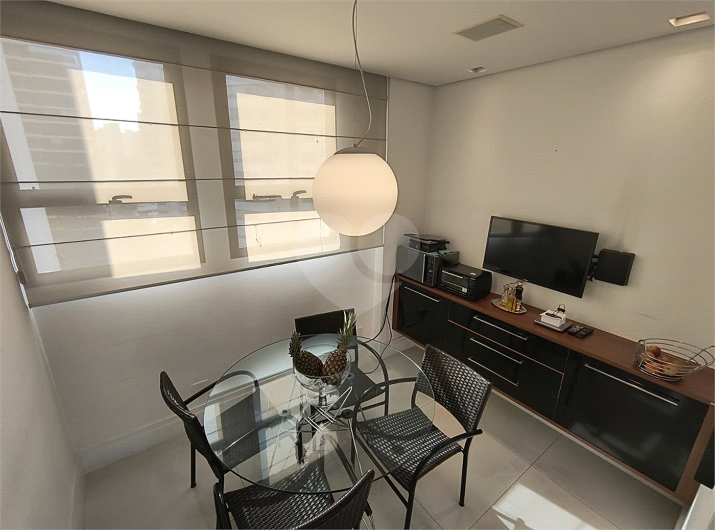 Este amplo apartamento de 290 m², completamente reformado, reúne sofisticação,