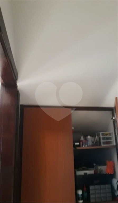 Sobrado com 3 dormitórios, sendo 2 suítes, uma delas master.