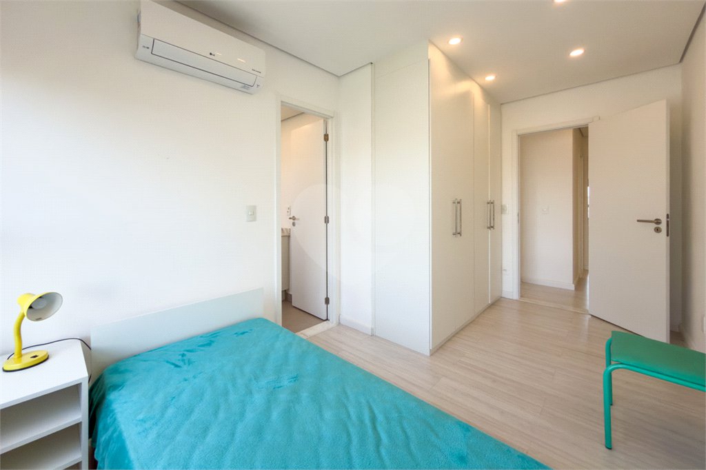 Apartamento de 03 dormitórios sendo 02 suítes com 02 vagas de garagem.