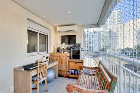 Apartamento à venda com 3 quartos, sendo 1 suíte, em Alto da Boa Vista, São Paulo, SP