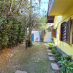 Casa com Piscina, Sauna e Edícula em Rua Arborizada no Tremembé