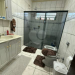 Casa térrea com piscina e 3 quartos.