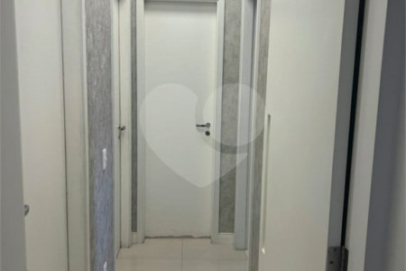 Apartamento. 78 m2, 3 dorm., uma suíte, lavabo, banheito, duas vagas, deposito no sub, varanda gormet.Aceita e estuda Permuta.