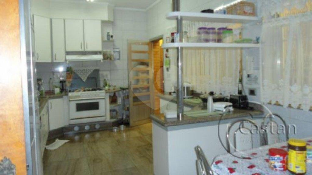 Casa térrea com salas comerciais em anexo à venda na região da Moóca