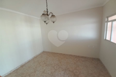 Casa térrea com 2 dormitórios.