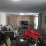 Apartamento duplex, espaçoso, ensolarado. Ideal para uma bela modernização.