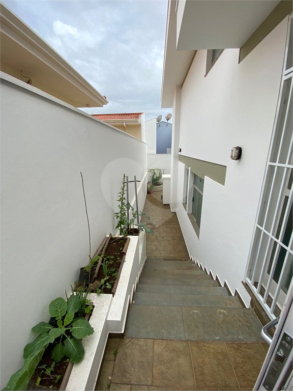 Casa Térrea com 3 suítes, sendo 1 suíte master.