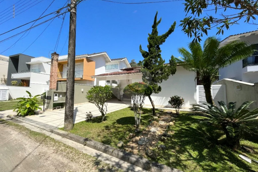 Casa à venda com 4 quartos, sendo 3 suítes, em Riviera de São Lourenço, Bertioga, SP
