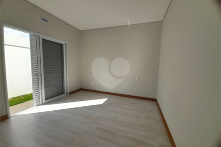 Belíssima Casa à Venda no Condomínio Damha IV