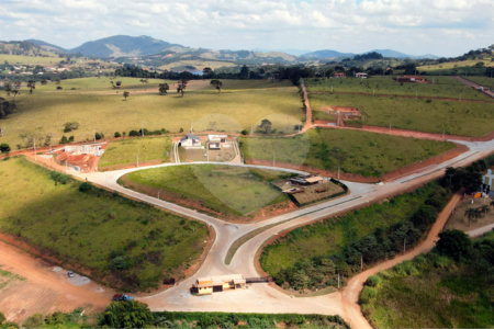 Terreno em Joanópolis com 1.000 metros, condomínio fechado com portaria e segurança, pronto para construir