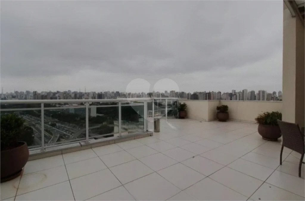 Apartamento com dois dormitórios sendo um climatizado, com duas vagas de garagem.