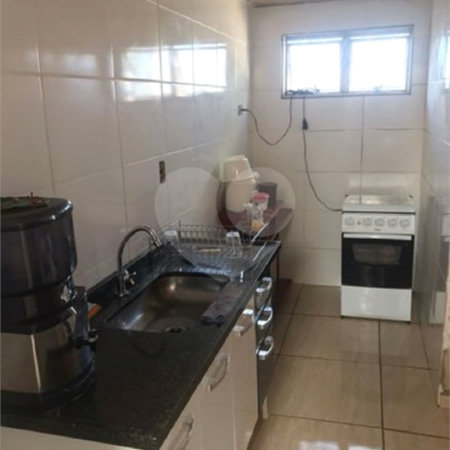 Casa térrea com 3 dormitórios, sendo 1 suíte.