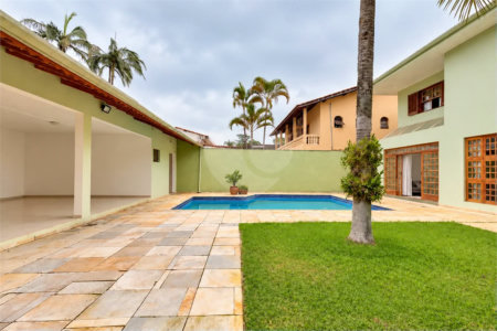 Casa à venda com 3 quartos, sendo 2 suítes,  em Interlagos, São Paulo, SP