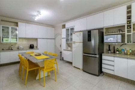 Sobrado à venda no Jardim Bom Clima, com 300 m² com 3 dormitórios piscina e churrasqueira