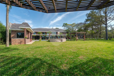 Casa à venda com 4 suítes no condomínio Vale da Santa Fé, Vinhedo - SP