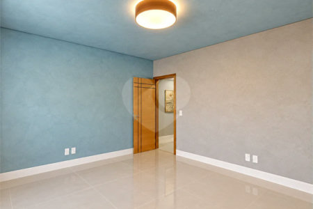 Sobrado geminado com 185 m², 3 suítes, closet, 4 vagas, área gourmet, sótão, energia solar, aquecimento de água e sistema completo de segurança.