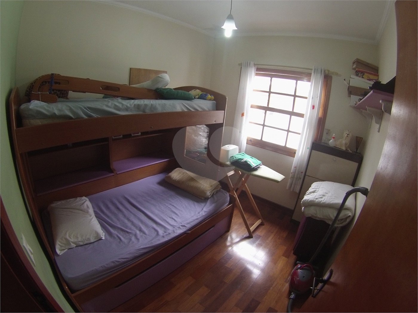 Sobrado com 4 quartos sendo 2 suítes.