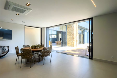 Indaiatuba - Quintas da Terracota - 1252 m² de terreno - casa térrea com 514 m² de área construída -3 vagas de garagem cobertas e 3 descobertas Lavabo - Sala de estar e jantar amplas e integradas - Escritório privativo - Cozinha toda equipada com geladeira, forno, micro-ondas, lava-louças,