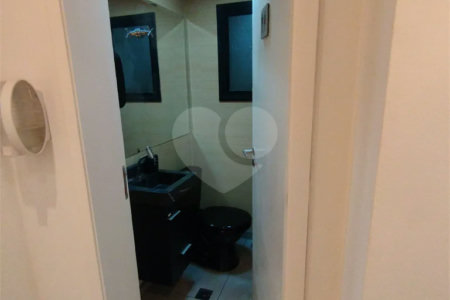 Sala comercial na Oscar Freire à venda Sala coml à venda na Oscar Freire OPORTUNIDADE Sala coml esquina. Rebouças