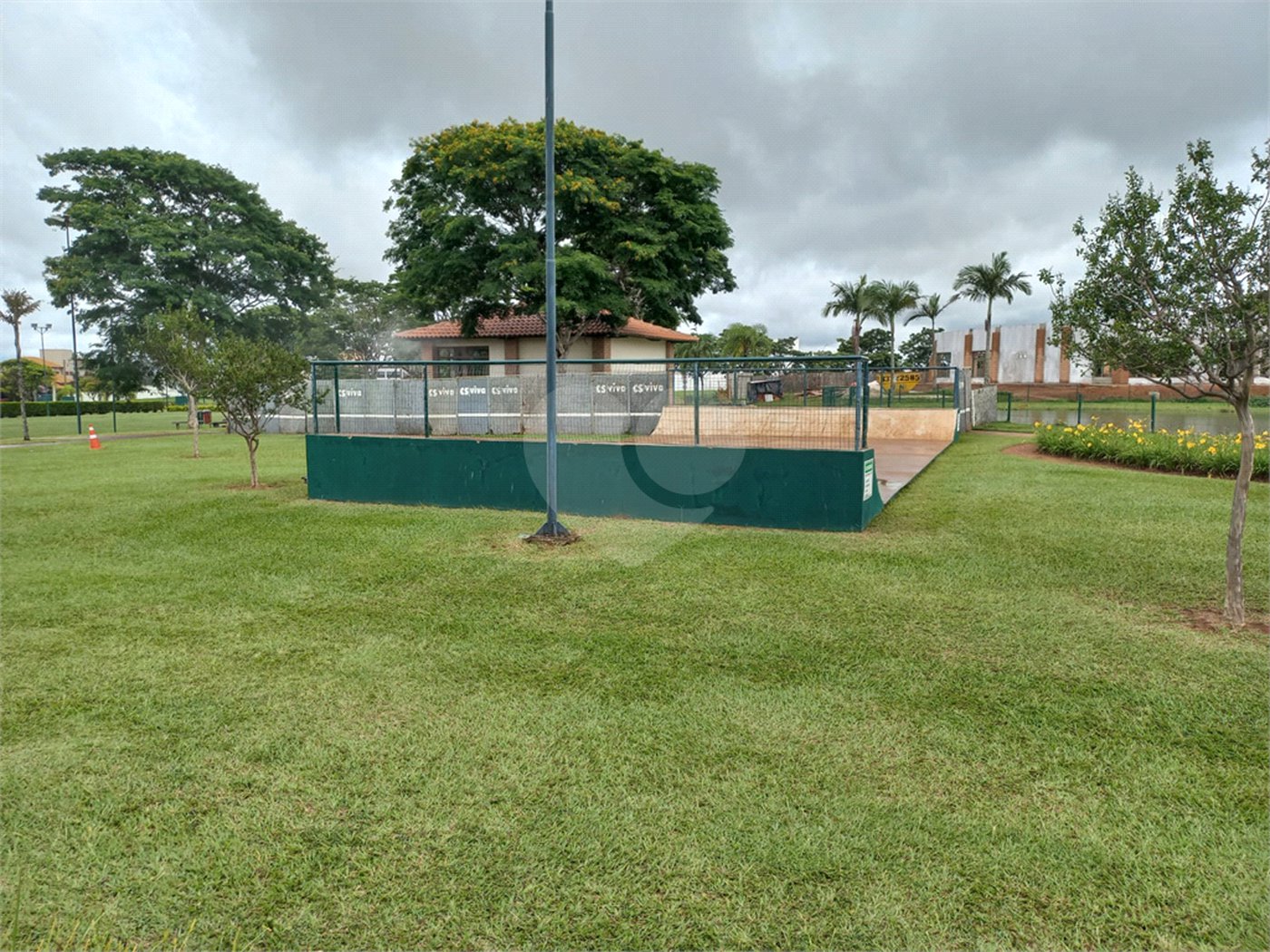 Casa em Construção com Área Gourmet e Piscina no Condomínio Damha II